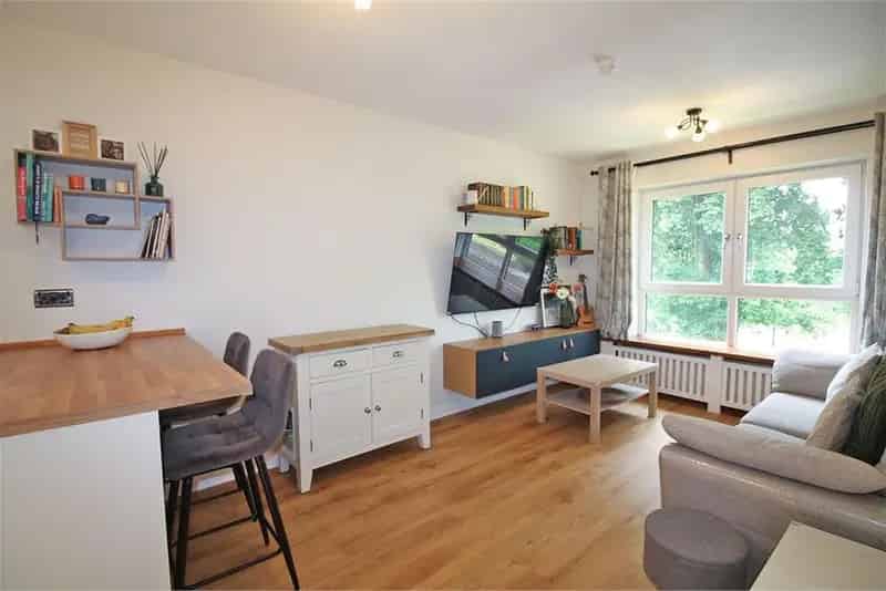 2 Bed Flat Paisley - First Floor Apartment with Parking