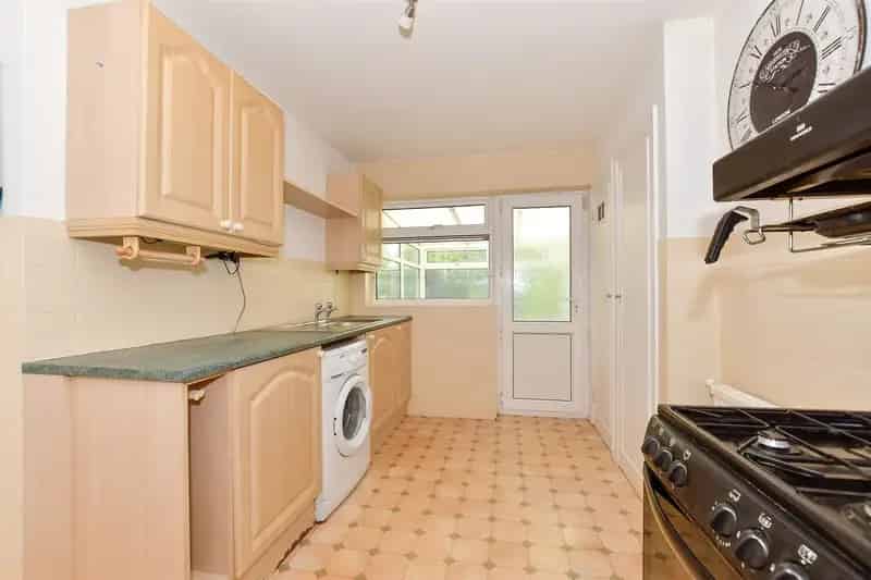 2 Bedroom Detached Bungalow near Beach