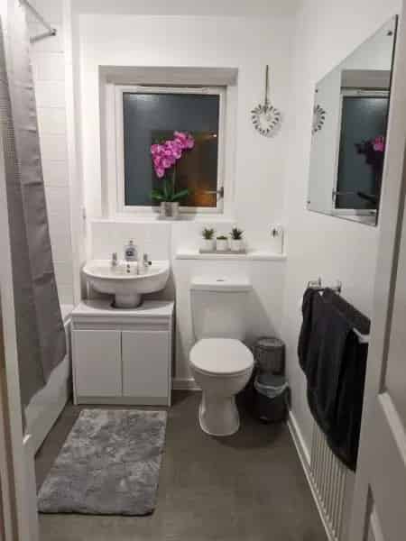 Second Floor Flat - Quiet 8-Flat Block - One Large Bedroom