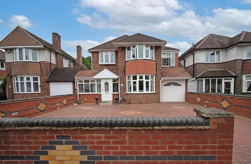 6 Bedroom Detached House for Sale in Sutton Coldfield