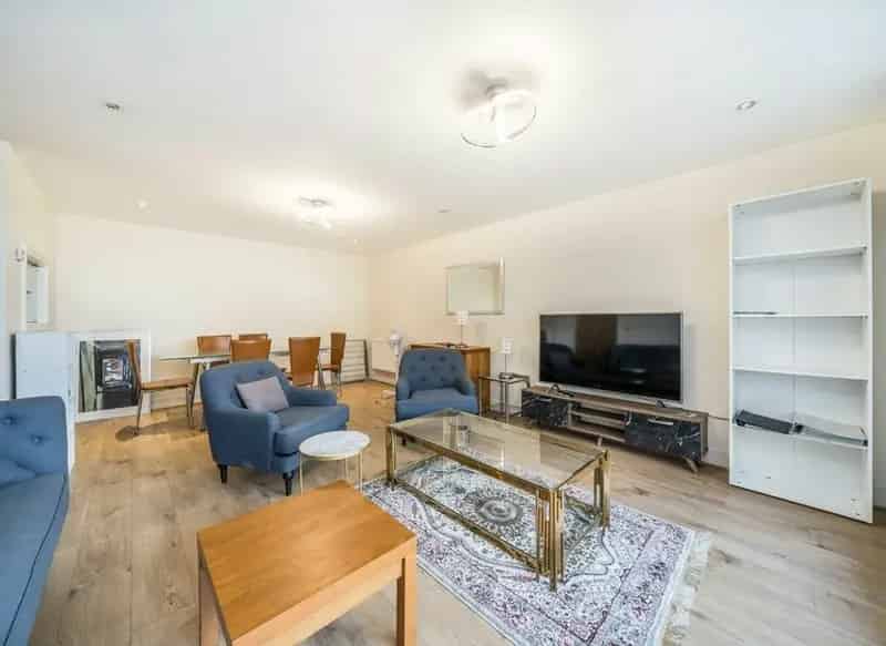 Two Bedroom Apartment with Balcony Pontoon Docks