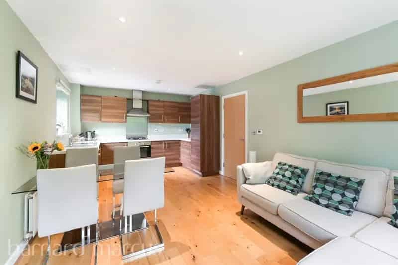 Spacious 2-Bed Apartment with Private Patio and Communal Garden