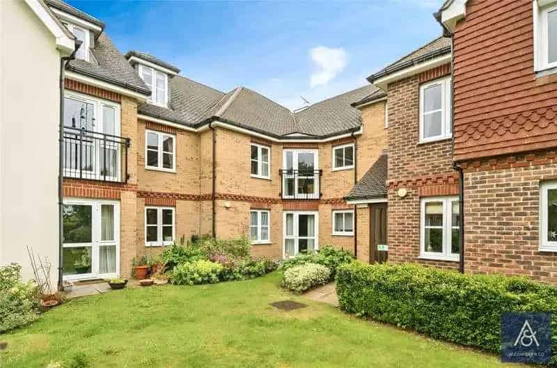 2 bed flat for sale