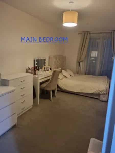 3 Bed Spacious Flat Canary Wharf 3 Balconies Near DLR