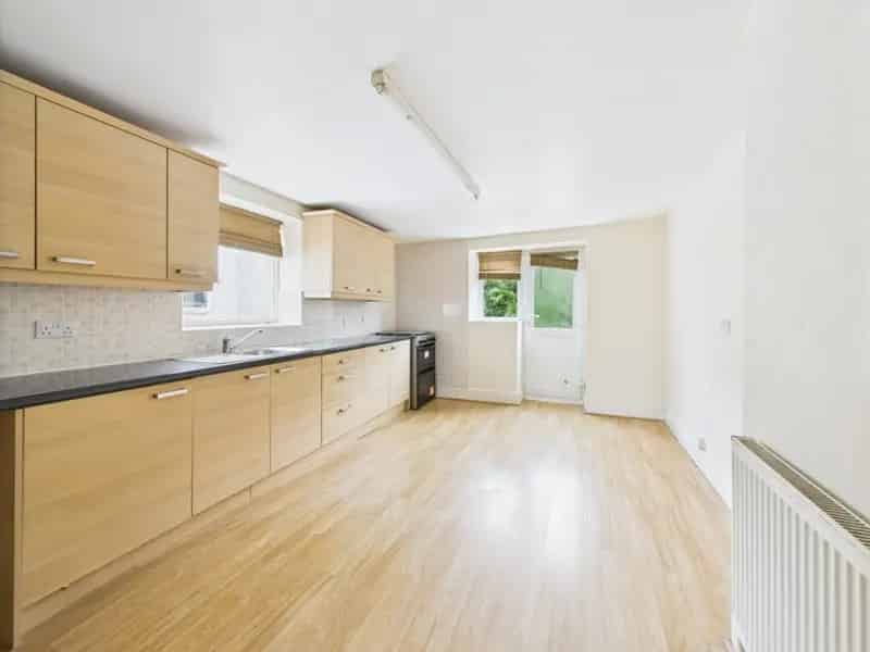 3 Bedroom Maisonette For Sale No Onward Chain