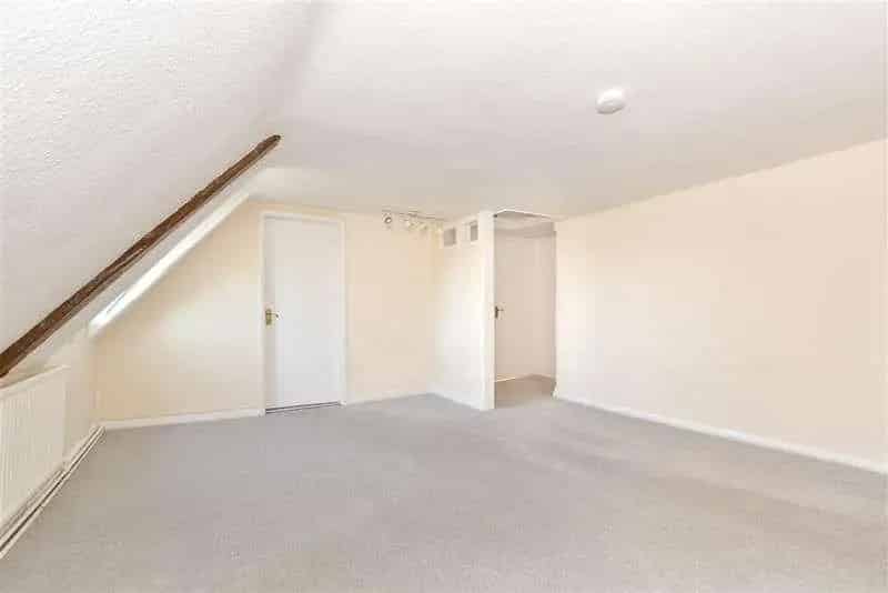 2 Bed Flat for Sale Tenterden Spacious Rooms Garage Parking