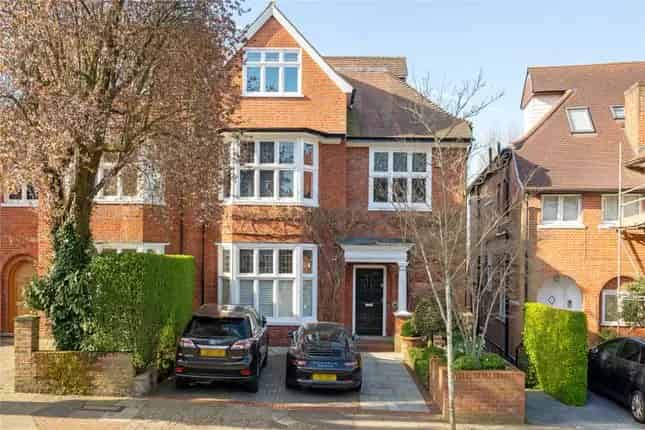 Majestic Family Home in Hampstead NW3
