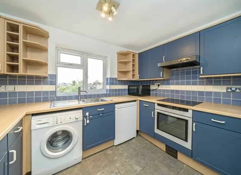 Two Bedroom Top Floor Apartment Near Elizabeth Line