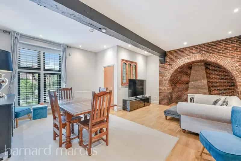 Luxury 2-Bed Apartment Near Epsom Downs Station