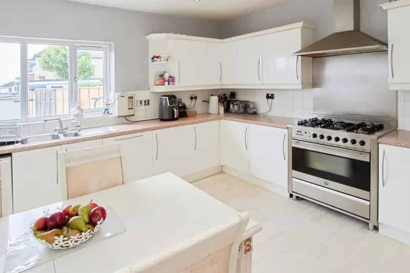 6-Bedroom House with 2 En-Suites and Large Garden