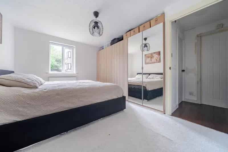 One Bedroom Modern Apartment Near Amenities and Transport Links