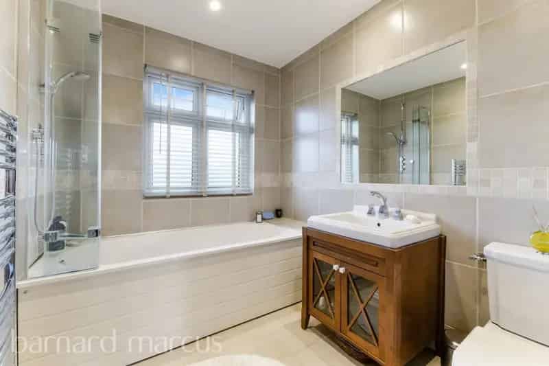 3 Bed Semi-Detached House Near Ewell Village Stoneleigh Broadway