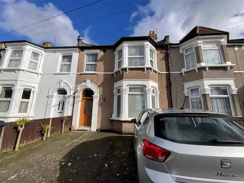 1 Bedroom Flat for Sale South Ilford Near South Park