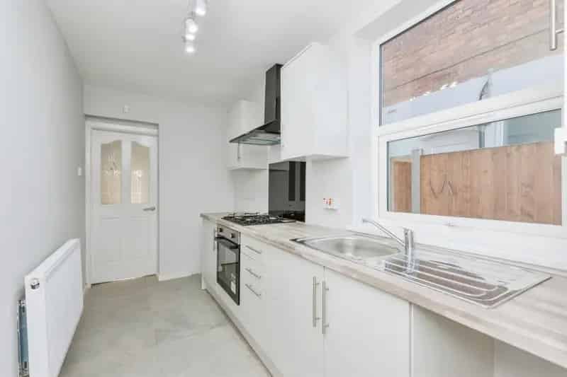 34 Bed Refurbished Victorian House Near Transport Links No Chain