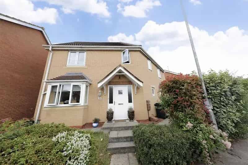 4 Bedroom Link Detached House For Sale