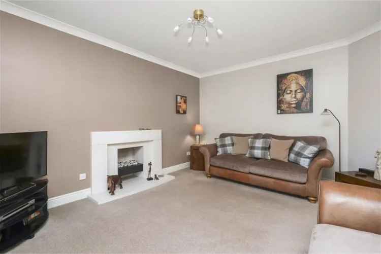 4 Bed House - Detached with 3 Reception Rooms