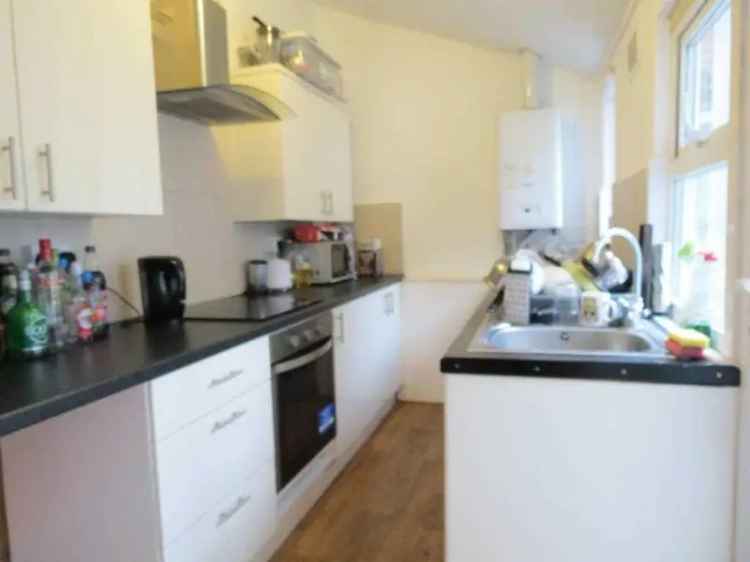 3 Bedroom Terraced House Near Town Centre