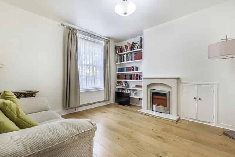 3 Bedroom Maisonette with Private Garden - Available August