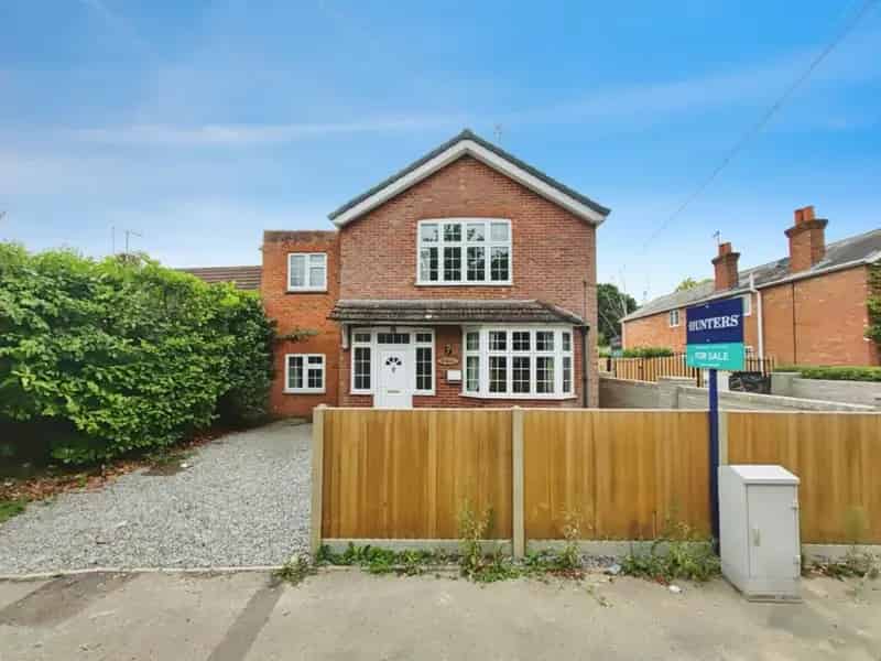 4 Bedroom Detached House For Sale in Sandhurst