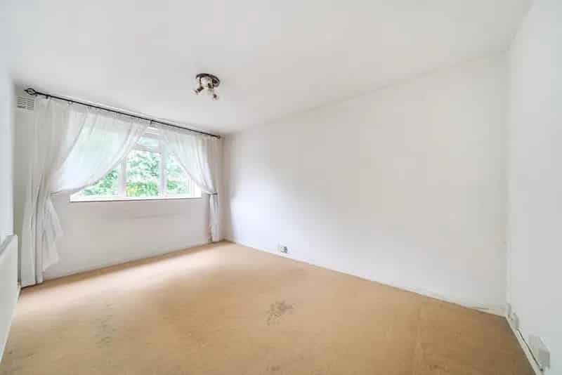 2-Bed Flat NW8 Modernisation Potential Spacious Apartment