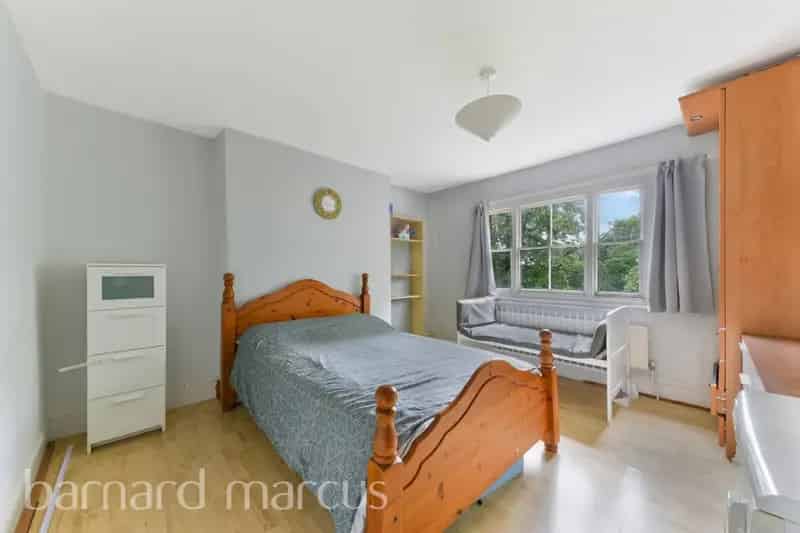 Spacious 4-Bedroom Maisonette Near Mortlake Green