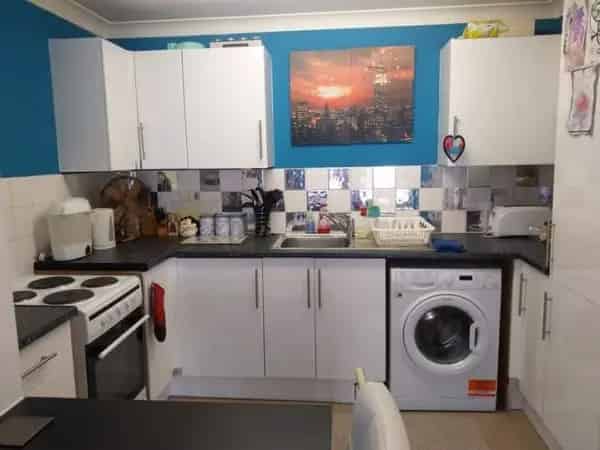 Spacious 2-Bedroom Flat Near Schools and Amenities