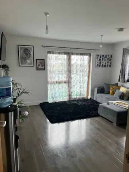 Two Double Bedroom Flat Near Transport Links