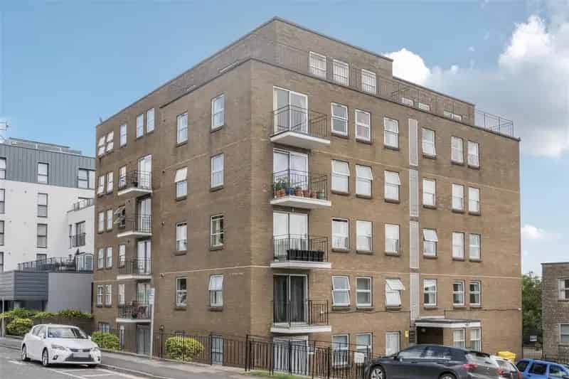 2 Bedroom Flat for Sale in Town Centre