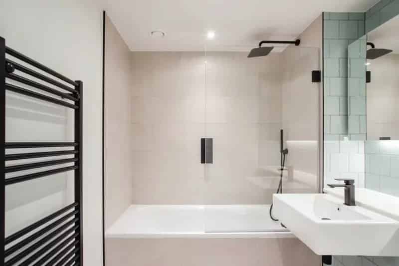 Watford Super Studio Apartment - German Kitchen, Smart Appliances, Sky Gardens