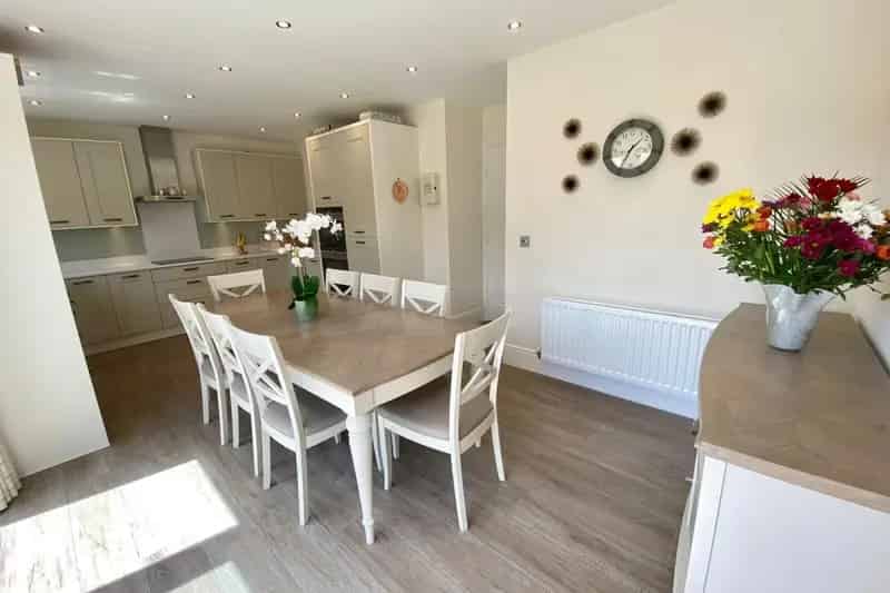 4 Bedroom House in Horsforth Near City Centre