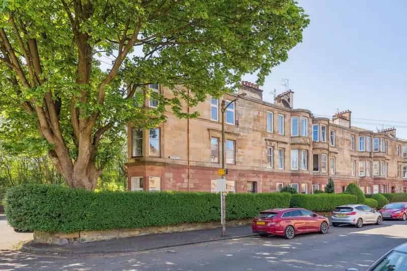 2 Bedroom Flat for Sale Near M8 and M74