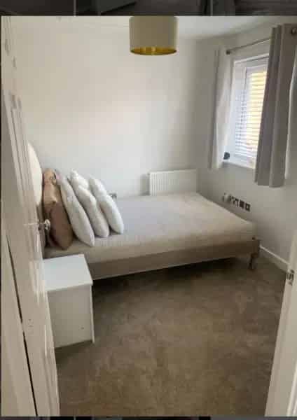 First Floor Flat with Large Living Room and Garden