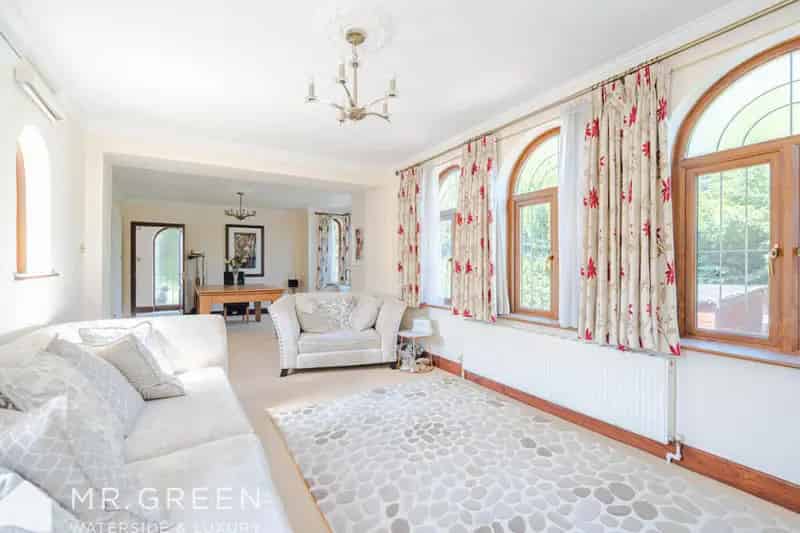 3 Bedroom Detached House for Sale in Southbourne