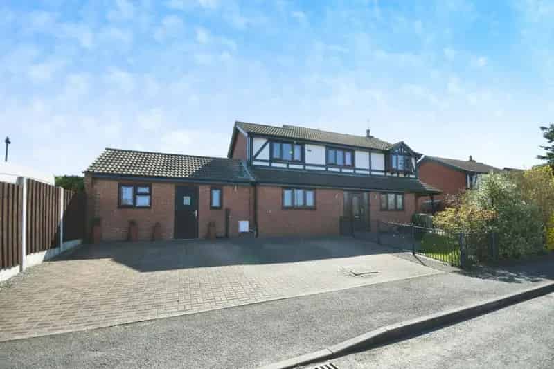 4 Bedroom Detached House with Annexe For Sale