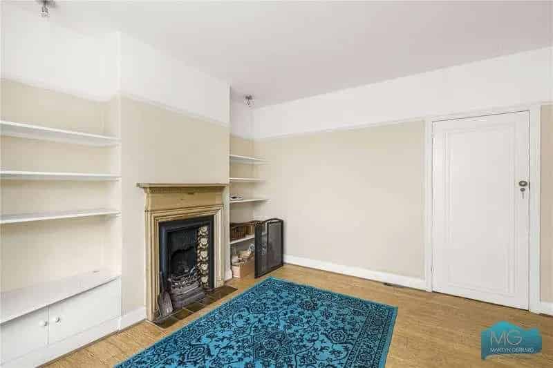 2 Bed Flat for Sale near Transport Links