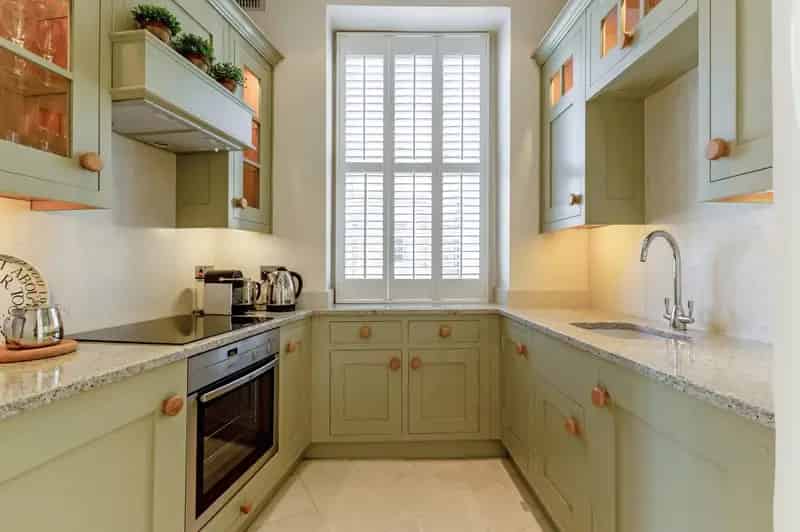 2 Bedroom Flat for Sale in Bath's Prestigious Georgian Crescent