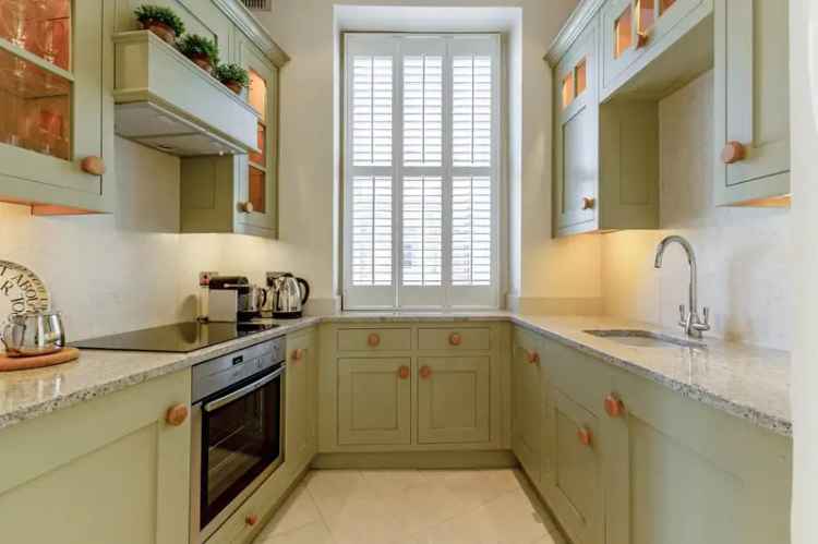 2 Bedroom Flat for Sale in Bath's Prestigious Georgian Crescent