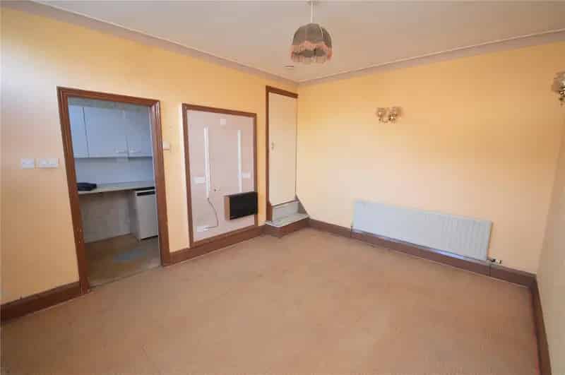 Two Bedroom Mid Terrace House Near M62 & M1 Motorways