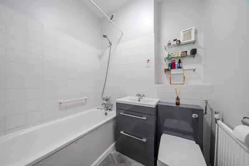 1-Bed Apartment with Lift Access and South-West Facing Sunlight