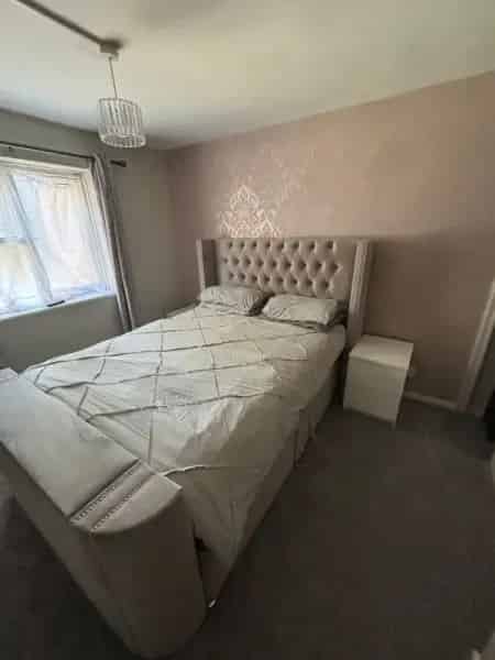 Spacious Two Bedroom Flat with Balcony and Modern Kitchen
