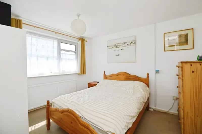 3 Bed House for Sale - Modern Bathroom, Garage & Garden