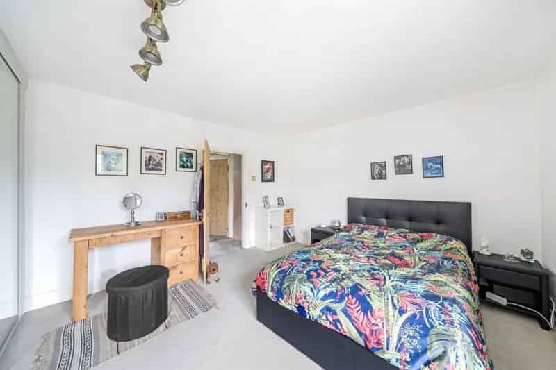 2 Bed Character Cottage Near Gordon Hill Station