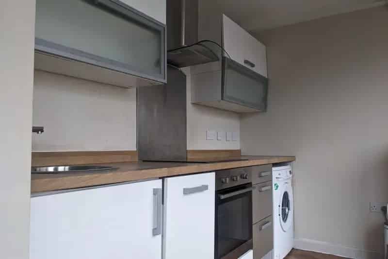 Spacious Apartment with Modern Kitchen and Ample Storage Available May