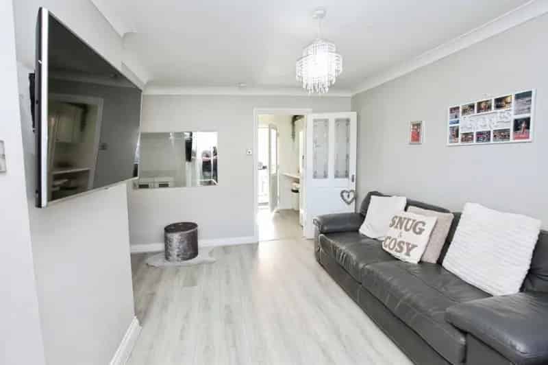 2 Bedroom Terraced House with Conservatory and Parking