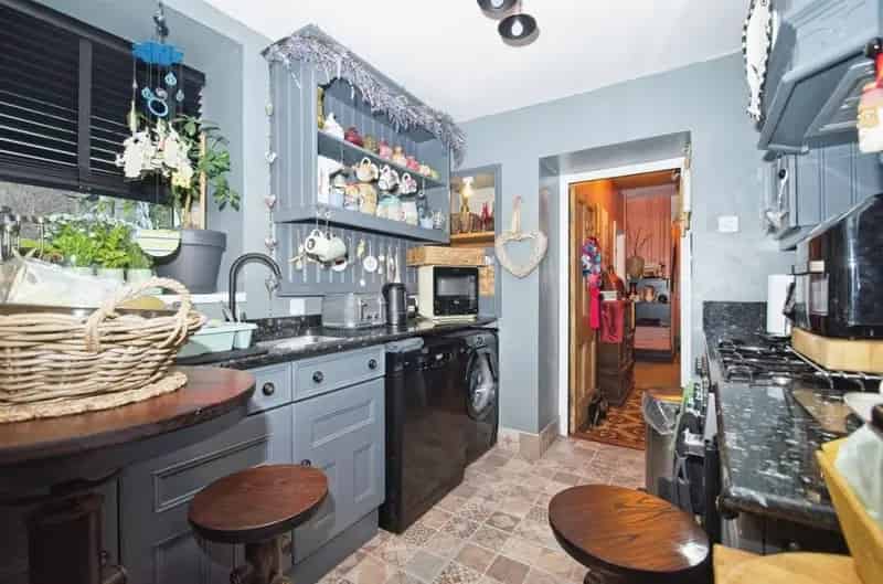 3 Bedroom Semi Detached House Family Home Near Schools and Transport