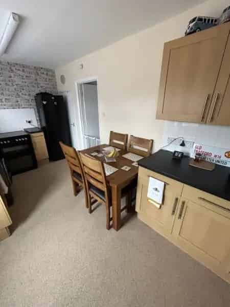 3 Bed House Large Garden Near Schools Shops Transport Links