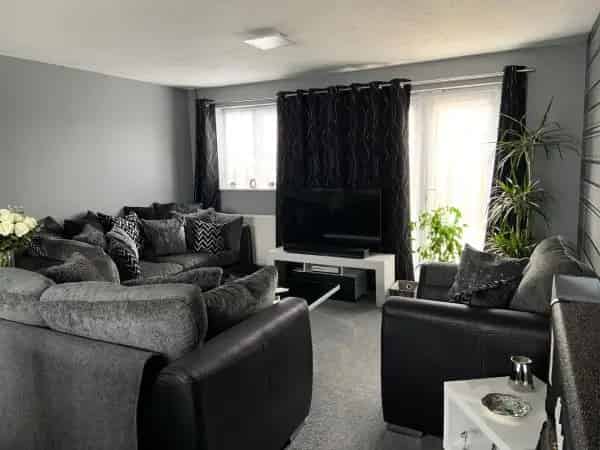 4 Bedroom Family Home Large Garden Driveway Close to Schools