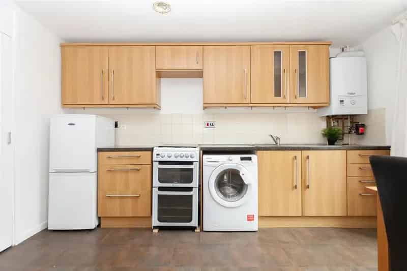 2 Bedroom Maisonette For Sale Near Bethnal Green Tube