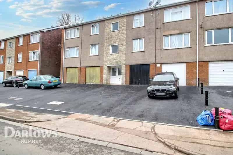 2 Bedroom Flat for Sale in Cardiff - Garage Parking