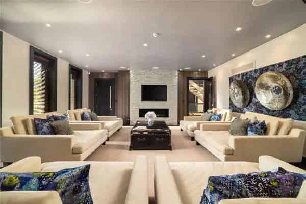 Luxury Contemporary Residence with Leisure Suite and Extensive Garden